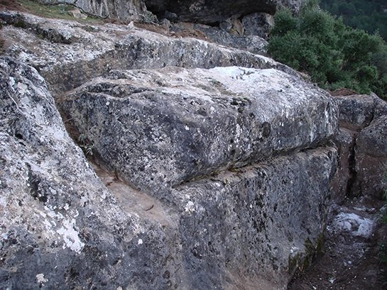 define-isaretleri-mezar.jpg