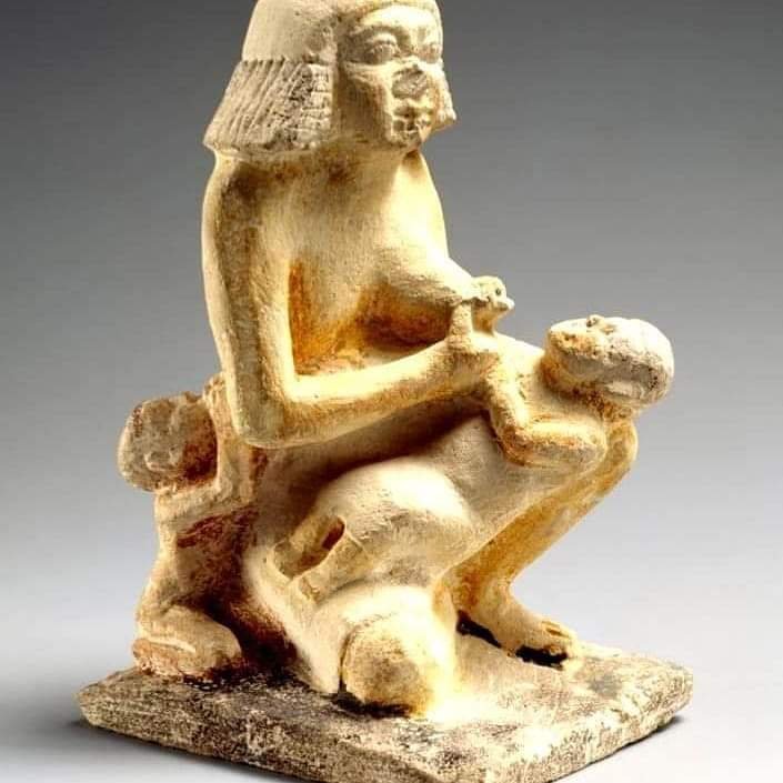 Antik Mısır Emziren Kadın Heykeli.jpg