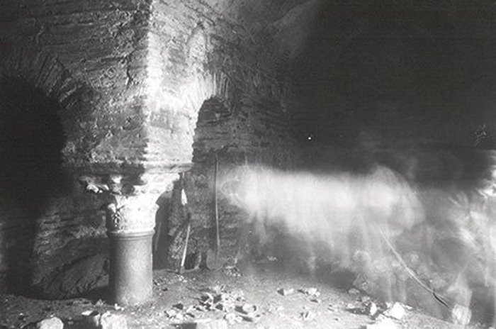 Bodrum Camii altındaki sarnıç Bizans devrinde ibadethaneler genelde büyük bir sarnıcın yakını...jpeg Bodrum Camii altındaki sarnıç Bizans devrinde ibadethaneler genelde büyük bir sarnıcın yakını...jpeg