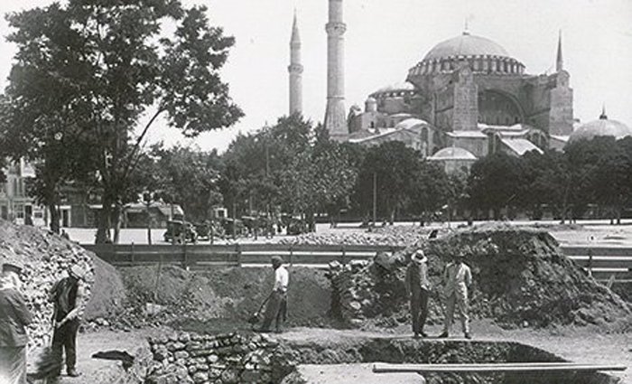 Sultanahmet Meydanı ortasında etrafı çevrilen yer içinde başlamış. Yapılan.jpeg Sultanahmet Meydanı ortasında etrafı çevrilen yer içinde başlamış. Yapılan.jpeg