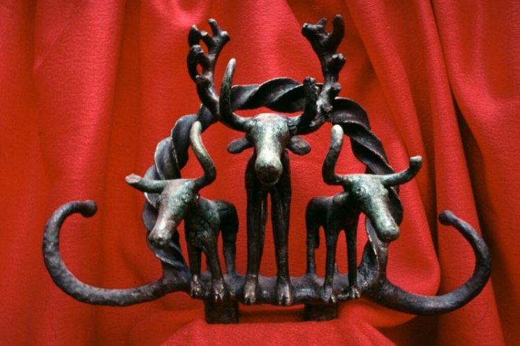 33314102.076CeremonialbronzeStandard.jpg