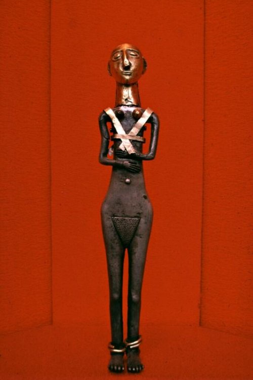 33314109.096Statuetteofidol.jpg