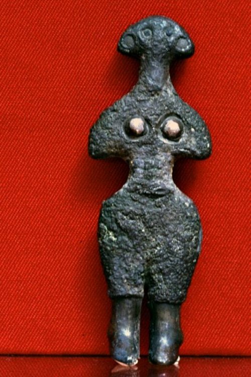 33314113.100Stylizedfemalestatuette.jpg