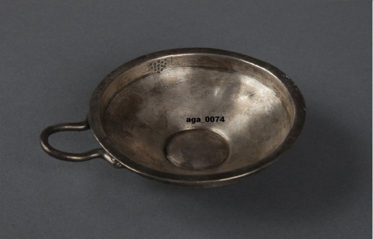 İkiztepe Tümülüsü buluntuları, Frigce yazıtlı emzikli gümüş tabak.jpg